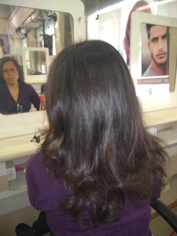 Escova modelada. cabelo auxiliar cabeleireiro(a)