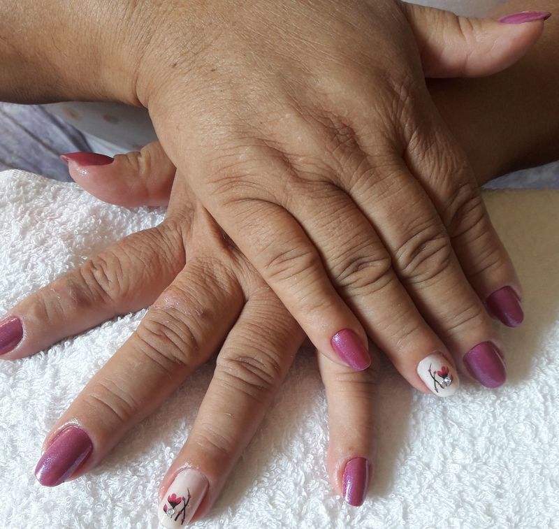 unha esteticista manicure e pedicure designer de sobrancelhas