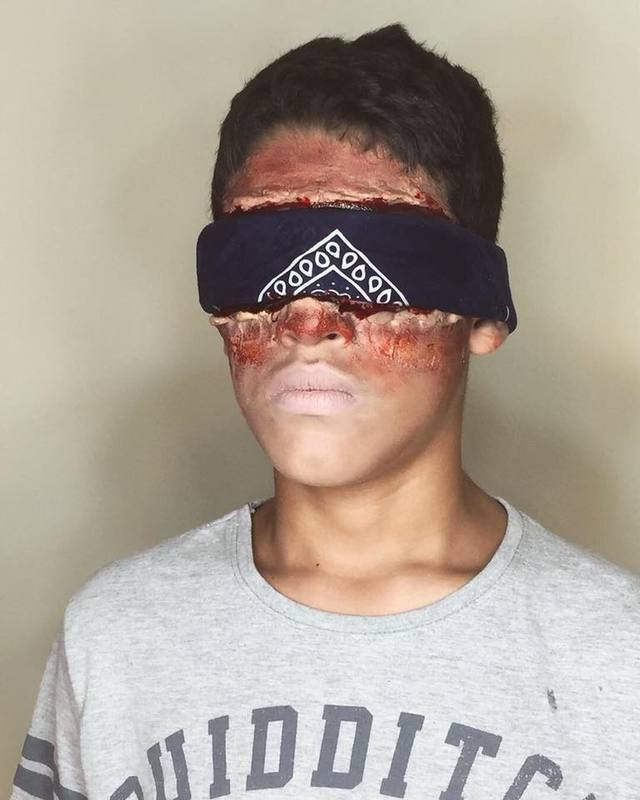 Maquiagem inspirada no filme da Netflix (@netflixbrasil) Bird Box. Para quem já assistiu o filme e sabe que é necessário à venda nos olhos para que não veja a presença perturbadora que os leva ao suicídio. A proposta dessa maquiagem é baseada como se a presença do mal conseguiu atingi-lo mesmo de olhos vendados. E aí, o que achou desse filme? E da make?!


#birdbox #filme #makeupartist #maquiagemartistica #makeupsorocaba #maquiagembrasil #maquiagemsorocaba #inspiração #birdboxfilme #makeartistica #makeup #makeupbyme #maquiagemsorocabaevotorantim maquiagem maquiador(a) esteticista