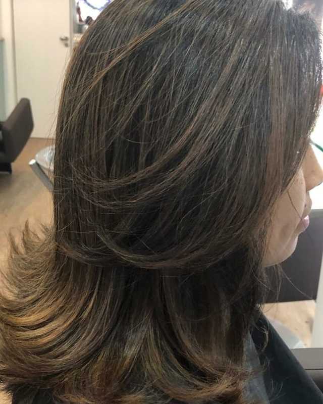 Morena iluminada cabelo cabeleireiro(a)