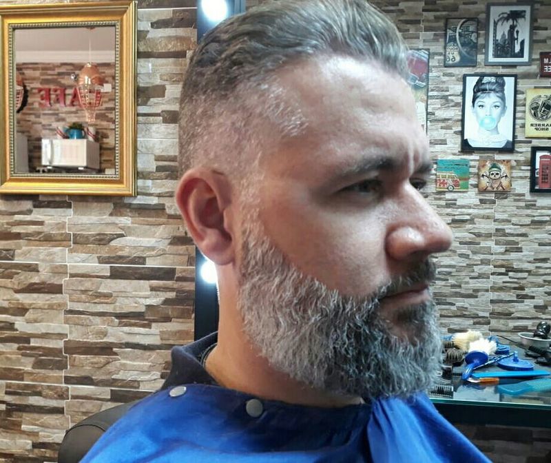 Barba lenhador curta. outros barbeiro(a)