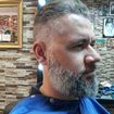 Barba lenhador curta.