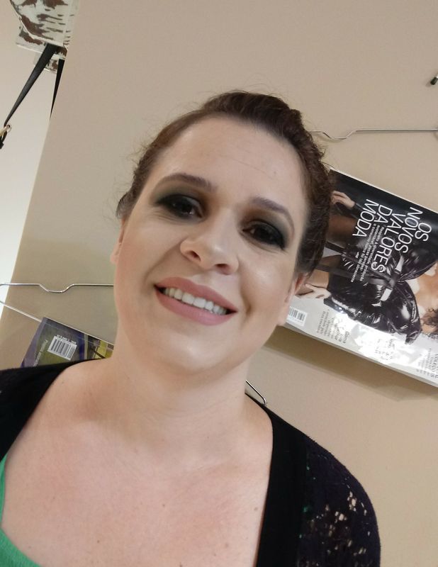 Make com olho marcado e pele iluminada por duda medeiros cabelo auxiliar cabeleireiro(a) escovista