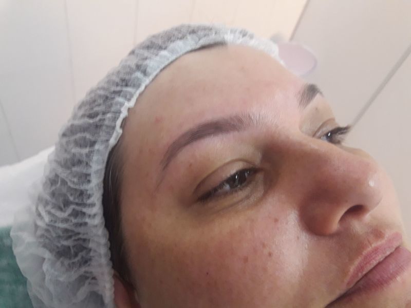 Designer de sobrancelhas. estética micropigmentador(a)