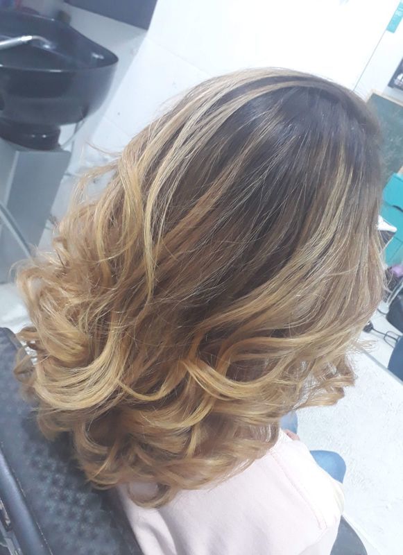 Luzes mel cabelo cabeleireiro(a) maquiador(a)