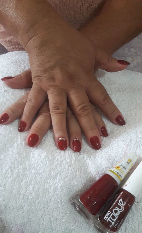 unha esteticista manicure e pedicure designer de sobrancelhas