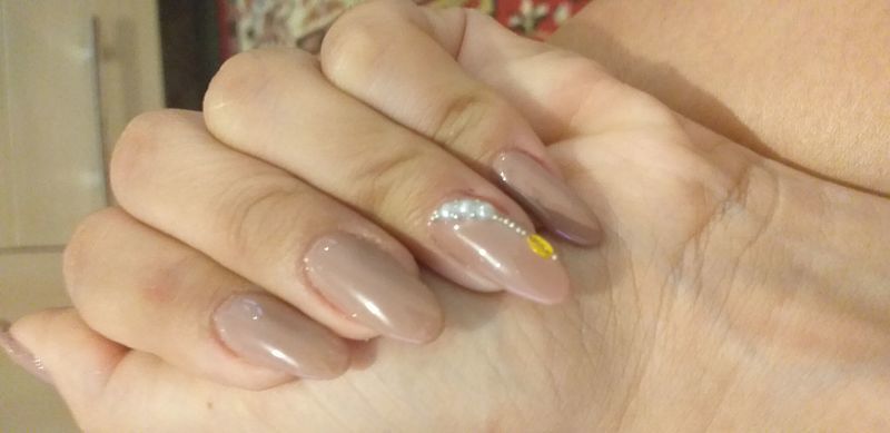 Alongamento em gel com formato amendoada com esmalte em gel  e decoração de pedras manicure e pedicure