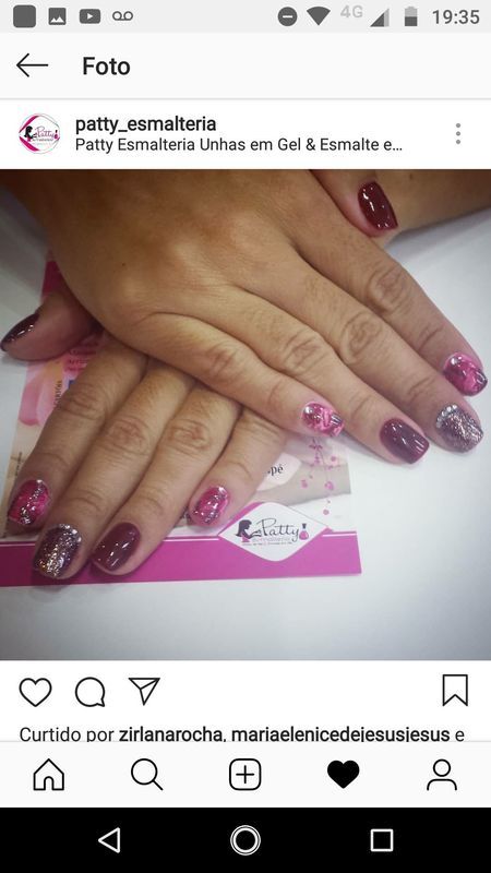 Esmaltação em gel nas unhas naturais com decoração mamorizada e pedras com gliter manicure e pedicure