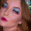 Maquiagem conceitual com temática angelical e holográfico para o Carnaval.