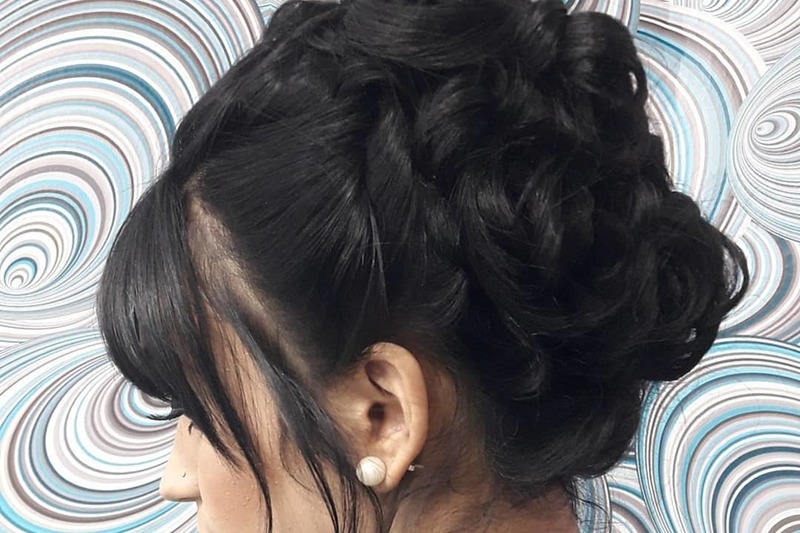 Penteado. cabelo cabeleireiro(a) maquiador(a)
