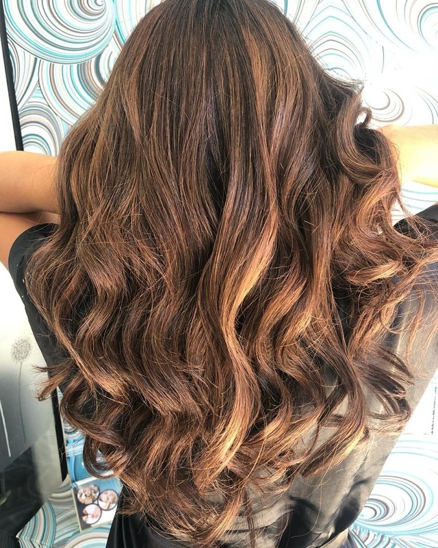 Morena iluminada.  cabelo cabeleireiro(a) maquiador(a)