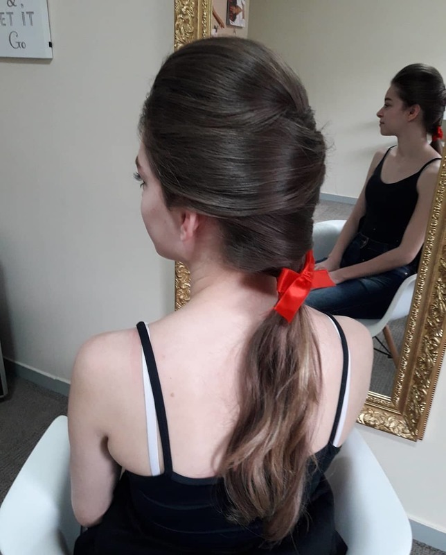 Penteado. cabeleireiro(a) maquiador(a)
