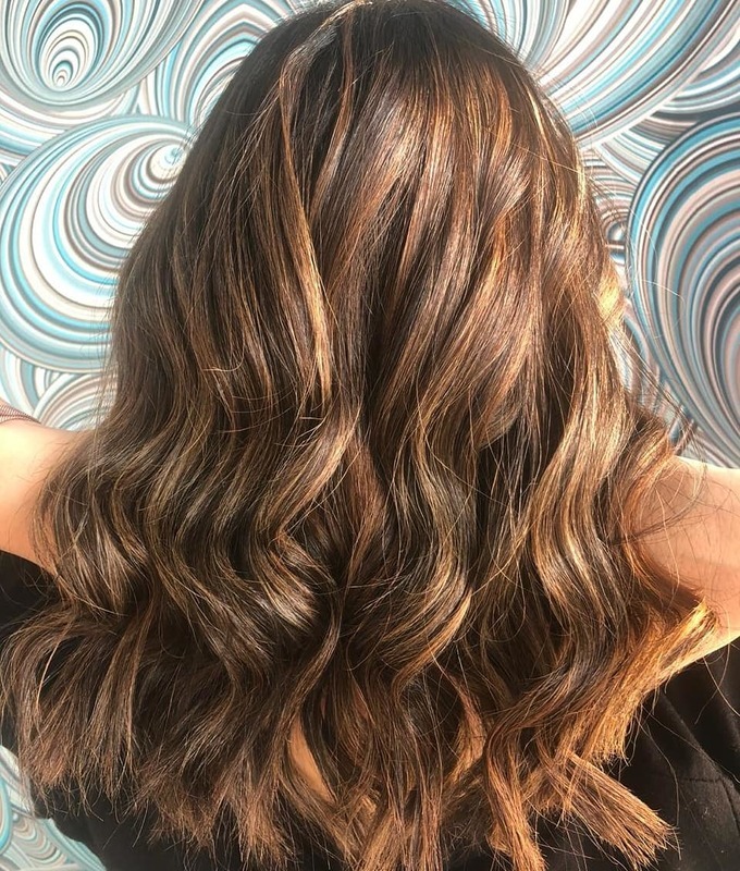 Morena iluminada. cabelo cabeleireiro(a) maquiador(a)