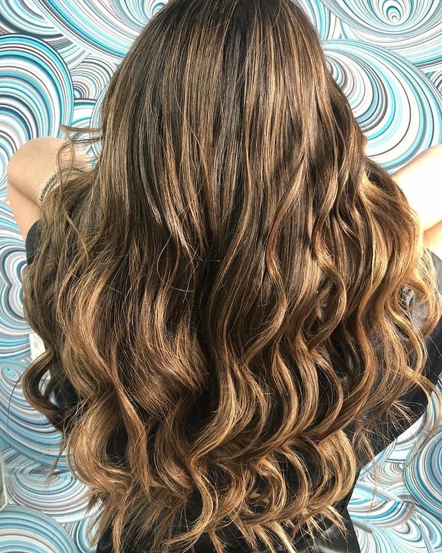 Morena iluminada. cabelo cabeleireiro(a) maquiador(a)