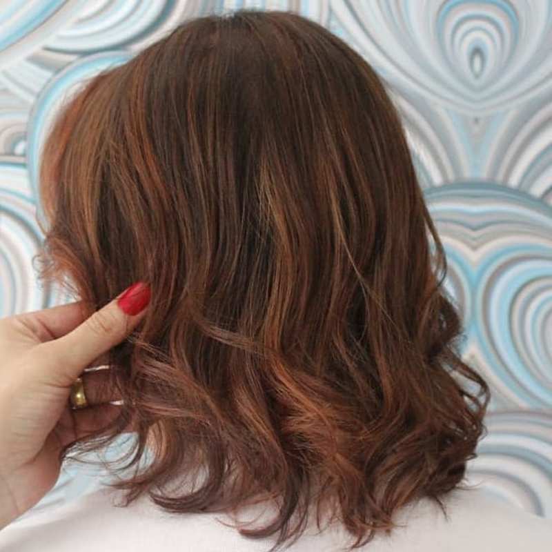 Morena iluminada cabelo cabeleireiro(a) maquiador(a)