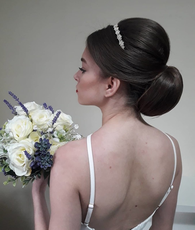 Penteado noiva. cabelo cabeleireiro(a) maquiador(a)