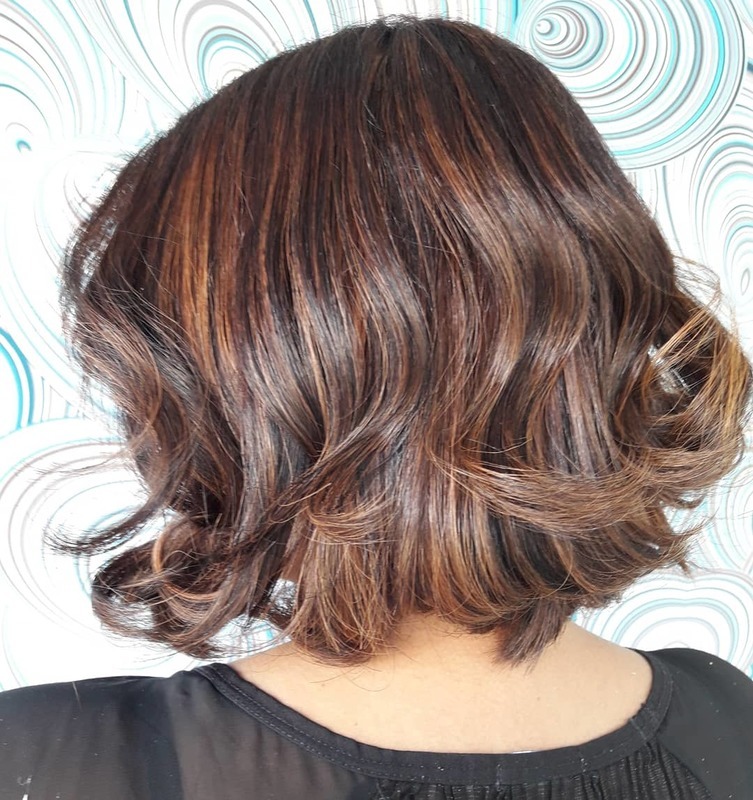 Morena iluminada. cabelo cabeleireiro(a) maquiador(a)