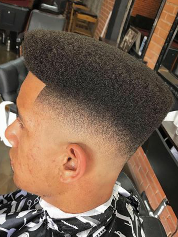 Cabelo Afro corte FADE com leve pigmentação.  cabelo barbeiro(a) empresário(a) técnico(a) capilar