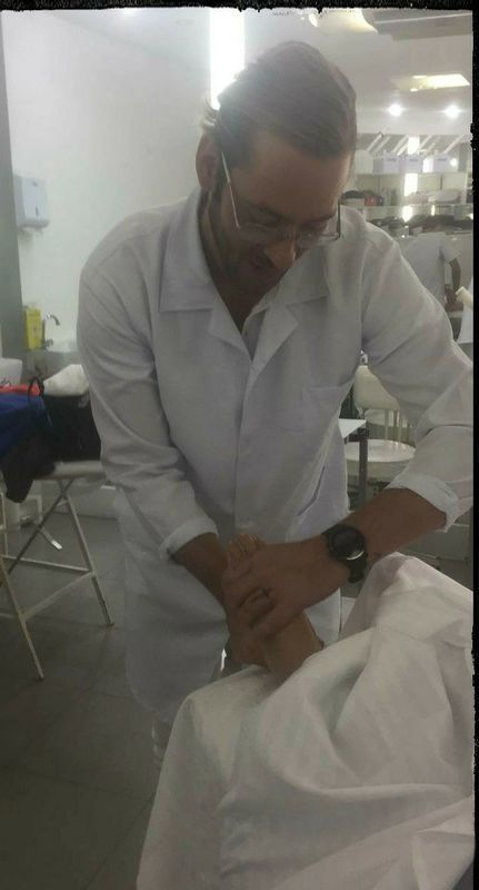 Movimento de shiatsu em reflexologia podal seguida de massagem terapêutica completa. massoterapeuta maquiador(a) consultor(a)