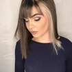 Make delicada compondo um cabelo de muita personalidade 