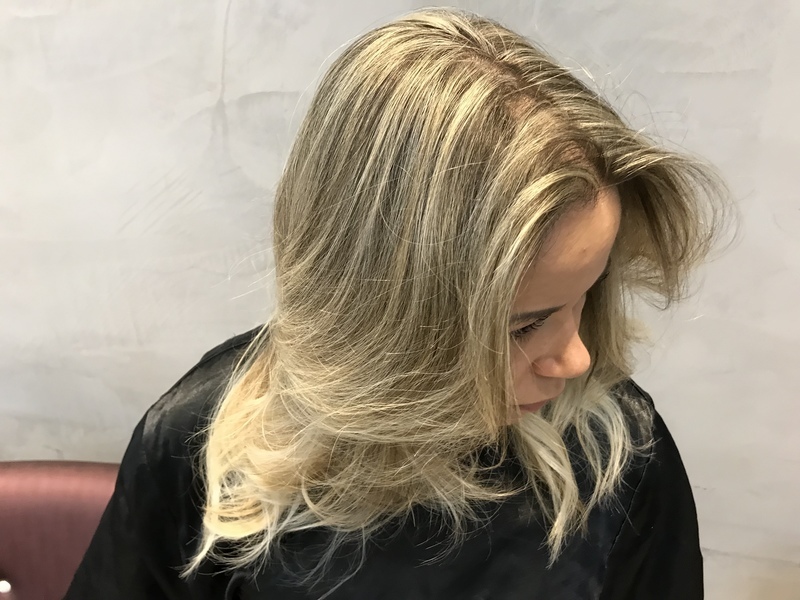 Blonde champagne  cabelo cabeleireiro(a) maquiador(a)