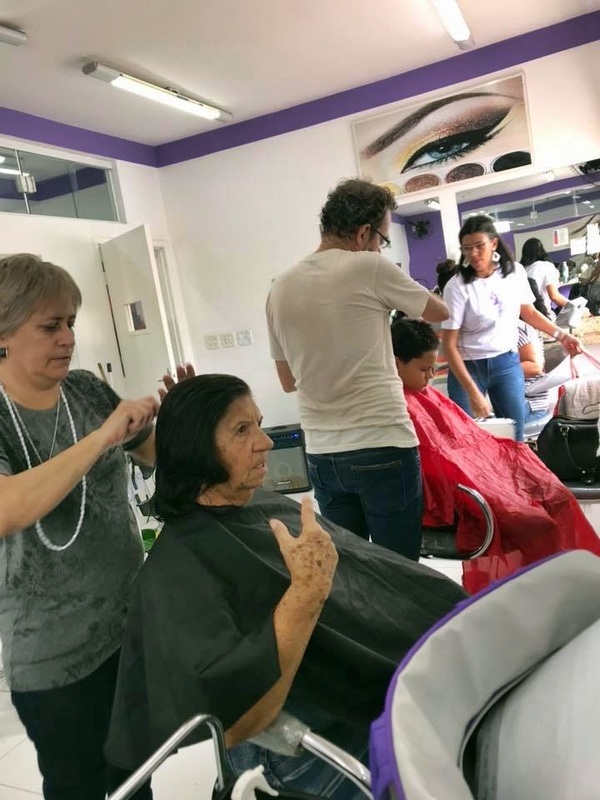 Terminando o treinamento do dia. Eu, cortando cabelo do meu filho e minha esposa cortando o da amiga dela. cabelo barbeiro(a) cabeleireiro(a)