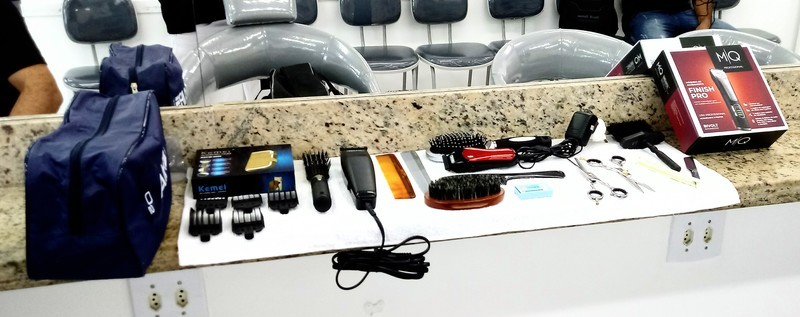 Bancada pronta com todas as ferramentas para barbearia. cabelo barbeiro(a) cabeleireiro(a)