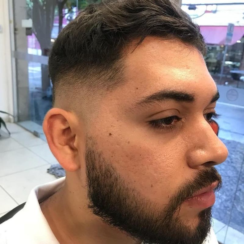 Corte e barba cabelo cabeleireiro(a) barbeiro(a) maquiador(a)