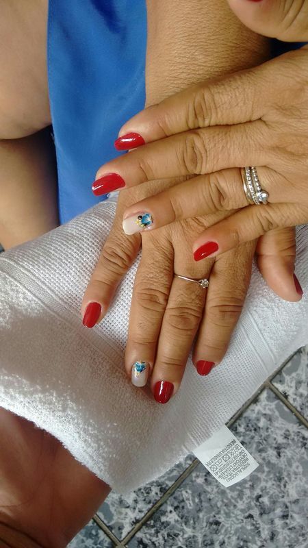 unha manicure e pedicure depilador(a) designer de sobrancelhas barbeiro(a) cabeleireiro(a) recepcionista