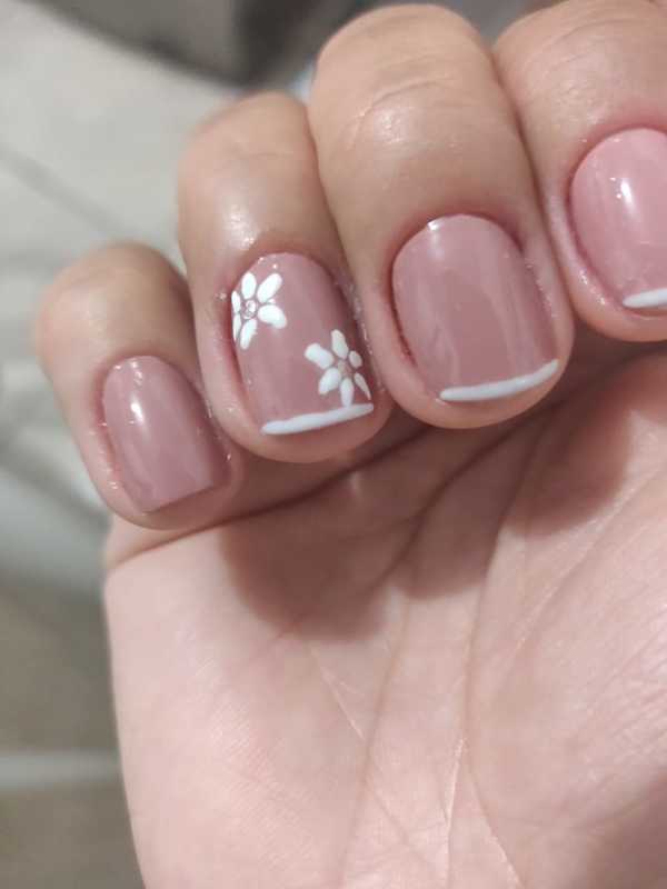 Unhas decoradas e simples e bem feitas manicure e pedicure auxiliar cabeleireiro(a)