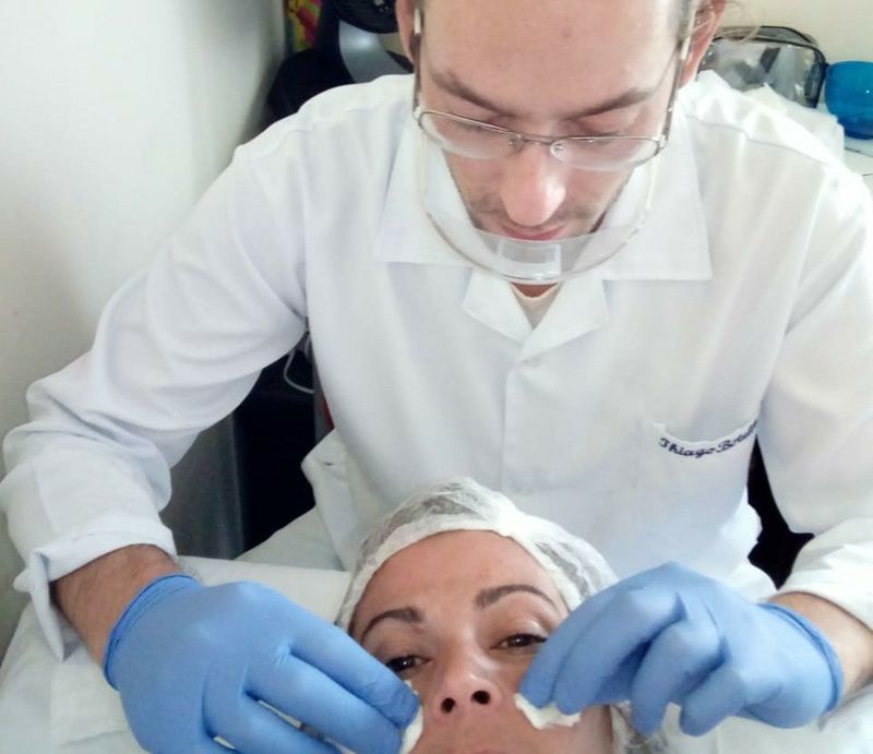 Realizando pré drenagem linfática manual com limpeza,esfoliação e máscara facial. estética massoterapeuta maquiador(a) consultor(a)
