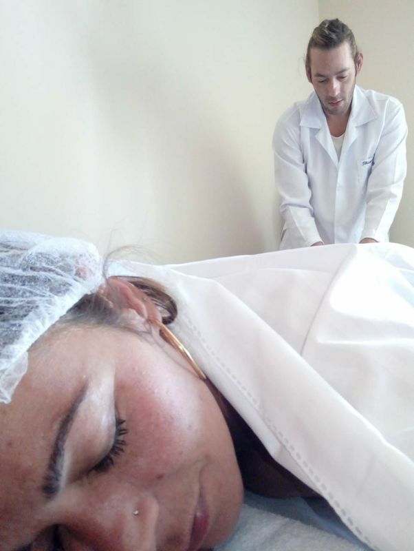 Massagem terapêutica estilo sueco estética massoterapeuta maquiador(a) consultor(a)