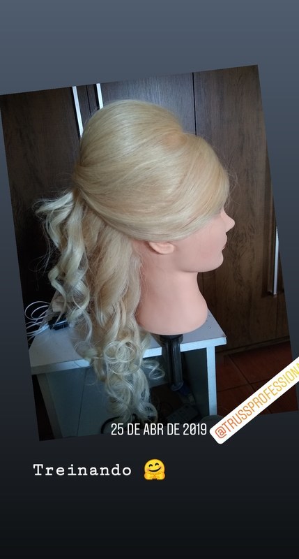 Penteado cabelo cabeleireiro(a) maquiador(a) designer de sobrancelhas
