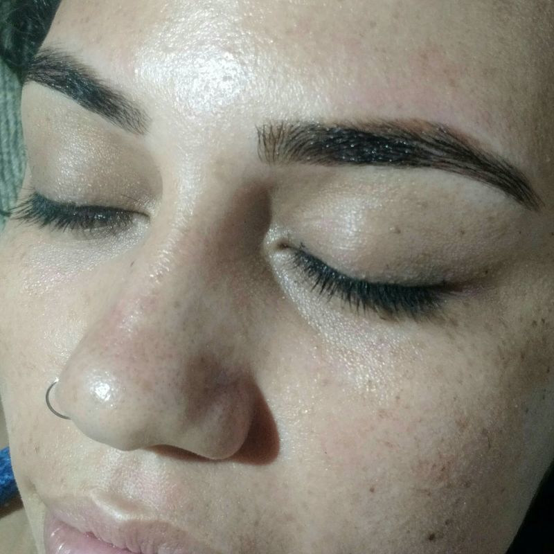 Design com linha egípcia e aplicação de Henna designer de sobrancelhas