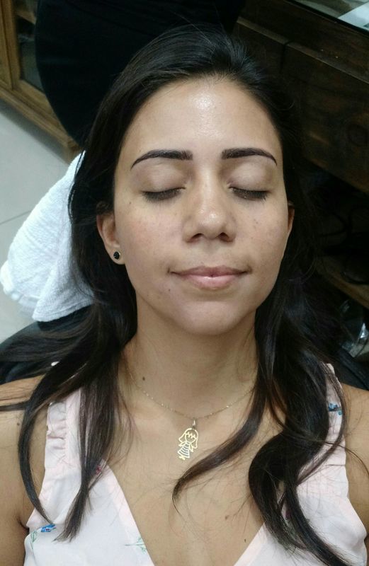 Design com linha egípcia e aplicação de Henna estética designer de sobrancelhas