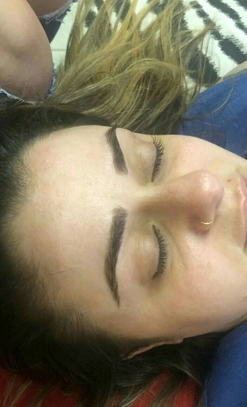 Design com linha egípcia e aplicação de Henna estética designer de sobrancelhas