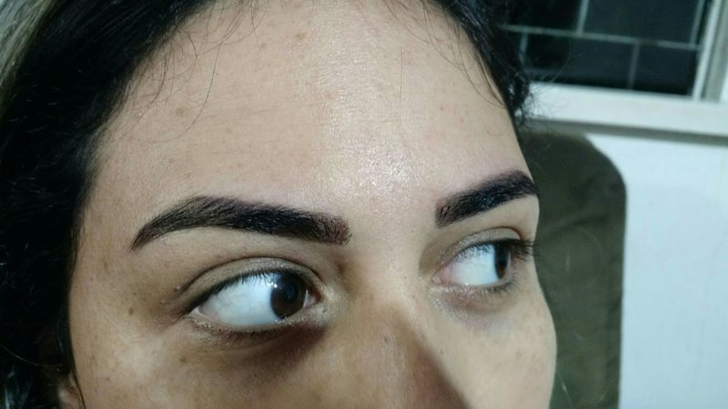 Design com linha egípcia e aplicação de Henna designer de sobrancelhas