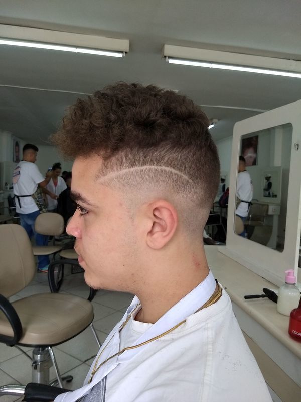 Low fade, com corte curly despojado. cabelo barbeiro(a)