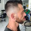 Mid fade um pouco mais marcado, pra realçar o tom claro do cabelo do modelo.