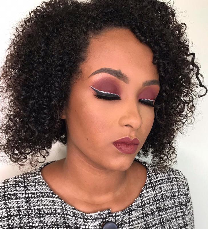 Maquiagem em pele negra, muito linda, smokey eyes com fita de glitter  #nathalyferrarimake maquiagem maquiador(a) designer de sobrancelhas