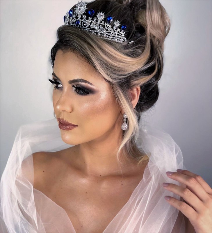 Maquiagem noiva glam  noite, penteado  Everton Angelotto #nathalyferrarimake maquiagem para noiva em Salto  maquiagem maquiador(a) designer de sobrancelhas
