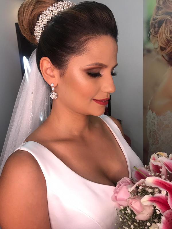 Noivas salto, penteado Everton Angelotto #nathalyferrarimake maquiagem maquiador(a) designer de sobrancelhas