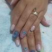 Unhas decoradas com película e uma delícada joias 😍💅