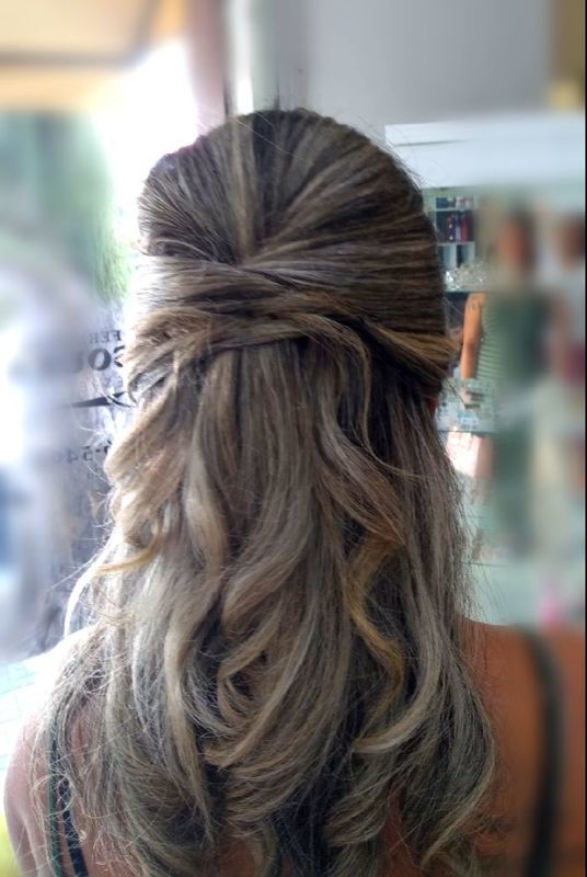 Penteado meio preso cabelo cabeleireiro(a) maquiador(a)