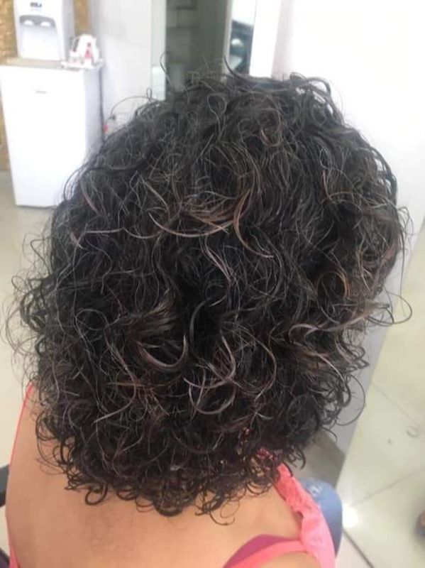 Aquele corte desconectado suave, para valorizar os cachos. cabeleireiro(a) maquiador(a)