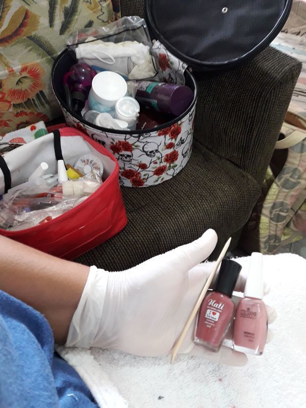 Job unha esteticista manicure e pedicure designer de sobrancelhas