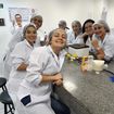 Produzindo cosméticos naturais no laboratório de farmácia.