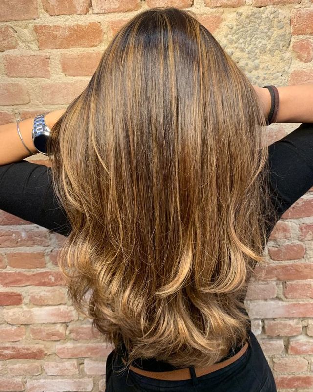 Morena iluminada cabeleireiro(a) consultor(a) stylist / visagista maquiador(a)