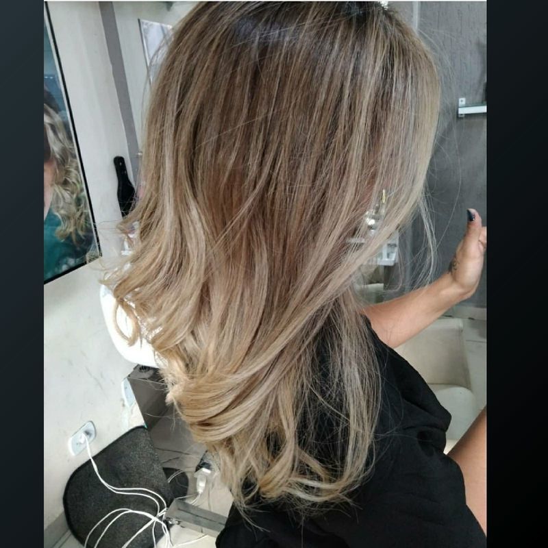 Técnica slice. 
#hair #blond #correcao #color #loiro cabelo auxiliar cabeleireiro(a) cabeleireiro(a)