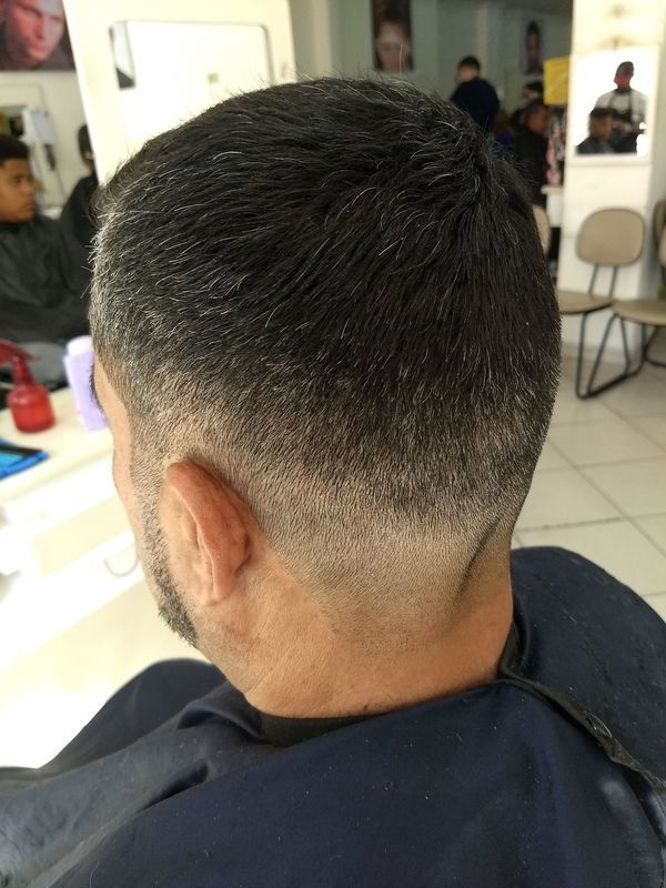 Disfarçado. cabelo barbeiro(a)